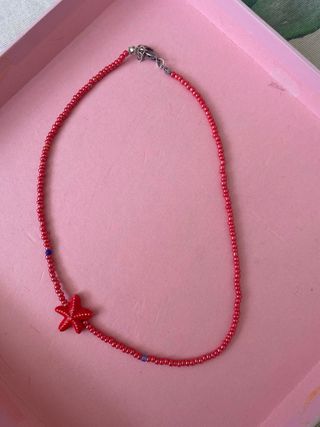 Collar rojo con estrella de mar