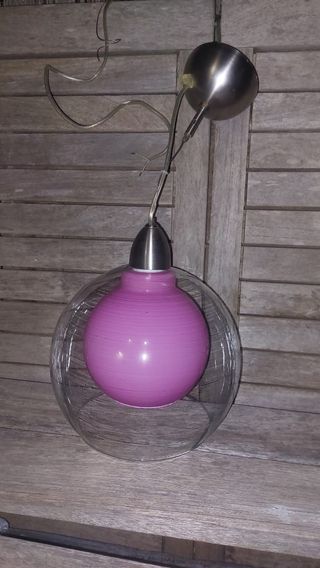 Lámpara colgante cristal transparente y morado.