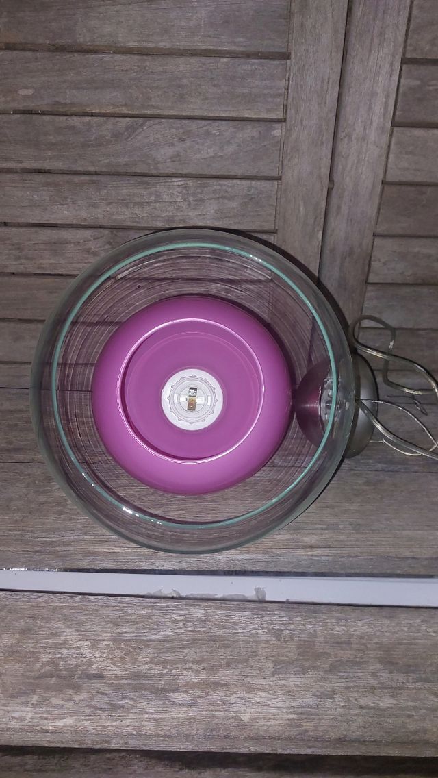 Lámpara colgante cristal transparente y morado.