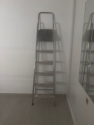Escalera metálica plegable