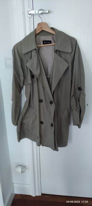 Gabardina Massimo Dutti, clásica, corta.