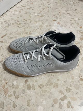 Zapatillas fútbol sala grises.