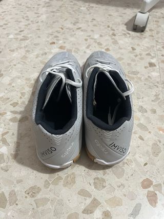 Zapatillas fútbol sala grises.