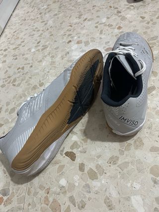 Zapatillas fútbol sala grises.