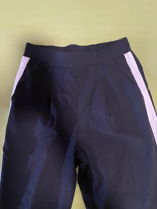 Pantalones negros con raya blanca