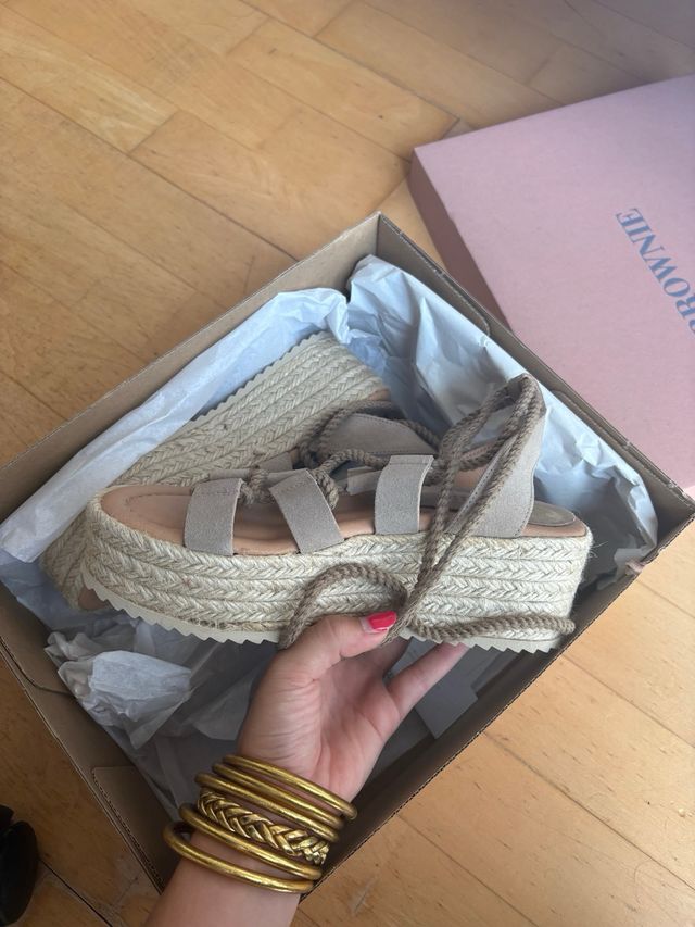 Sandalias cuña beige