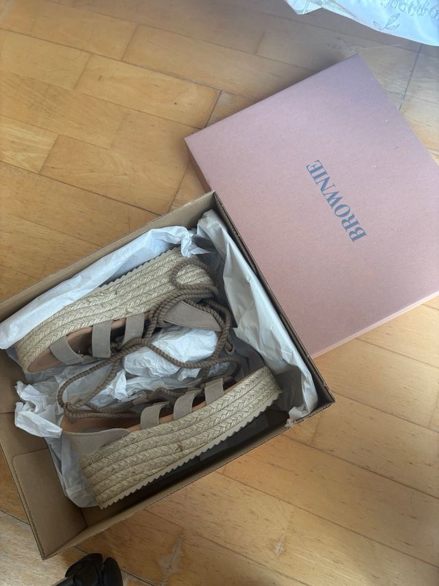 Sandalias cuña beige