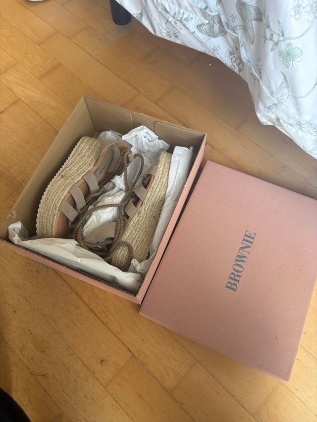 Sandalias cuña beige