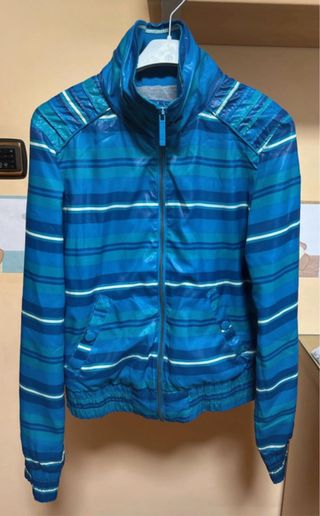Chaqueta cortavientos azul a rayas