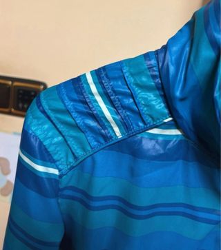 Chaqueta cortavientos azul a rayas