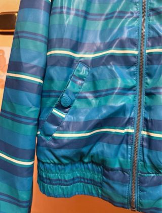 Chaqueta cortavientos azul a rayas