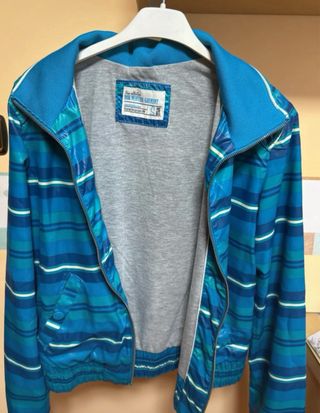 Chaqueta cortavientos azul a rayas