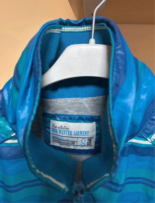 Chaqueta cortavientos azul a rayas