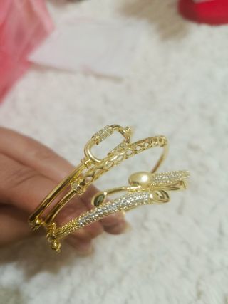 Pulseras doradas brillantes