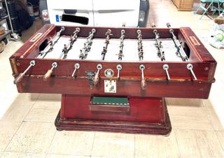 Futbolín antiguo de madera