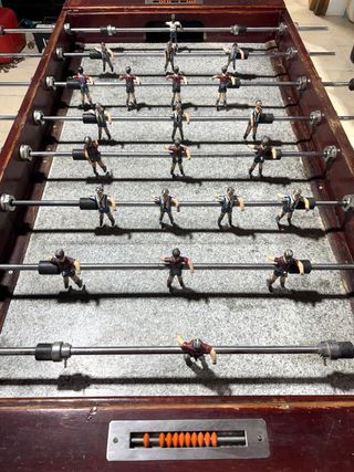 Futbolín antiguo de madera
