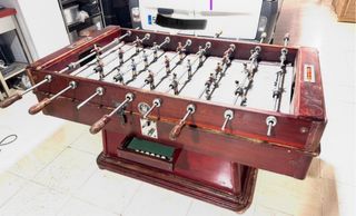 Futbolín antiguo de madera