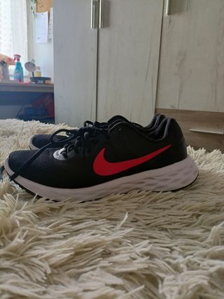 Zapatillas Nike negras y rojas