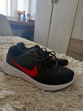 Zapatillas Nike negras y rojas