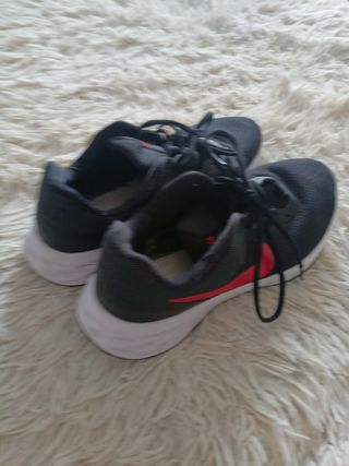 Zapatillas Nike negras y rojas