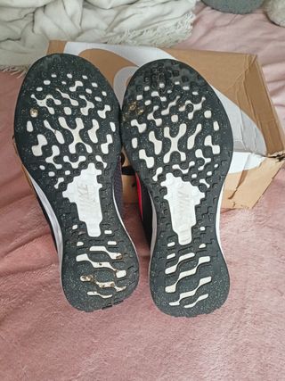 Zapatillas Nike negras y rojas