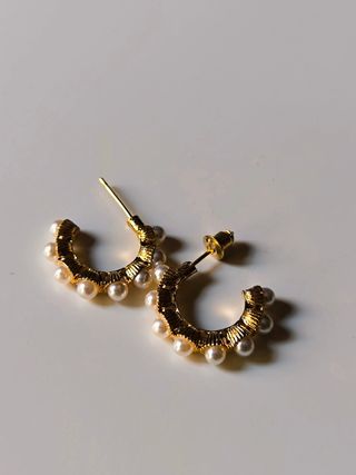Pendientes dorados con perlas
