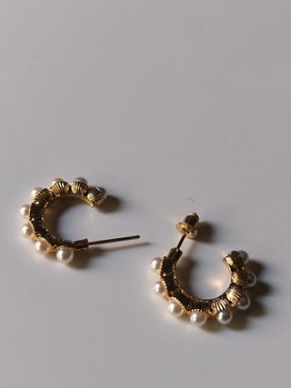 Pendientes dorados con perlas