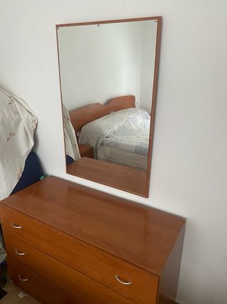 Cama madera + 2 mesitas+comoda con espejo+ armario