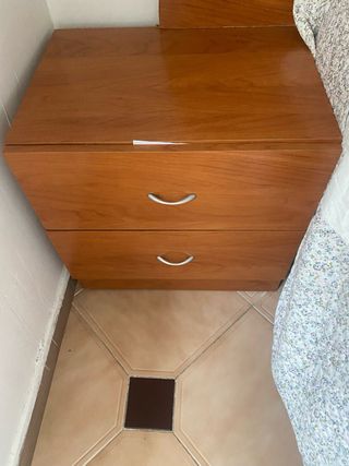 Cama madera + 2 mesitas+comoda con espejo+ armario