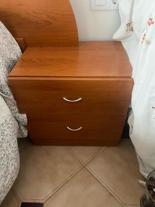 Cama madera + 2 mesitas+comoda con espejo+ armario