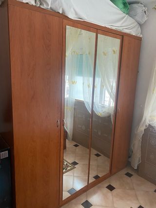 Cama madera + 2 mesitas+comoda con espejo+ armario