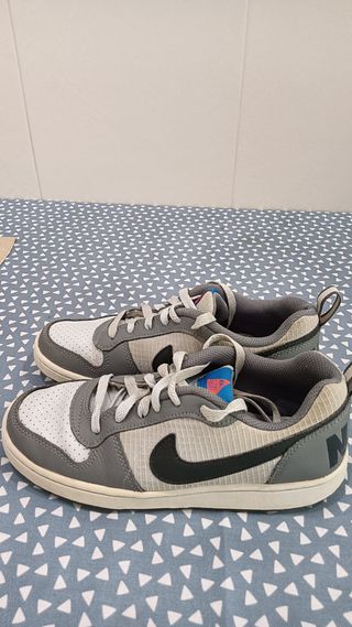 Zapatillas Nike grises y blancas
