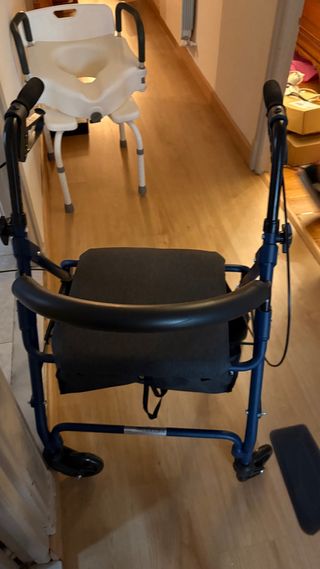 Andador con ruedas, seminuevo