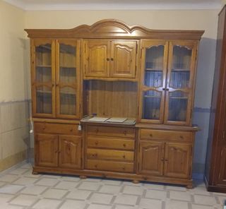 Mueble de madera para salón estilo clásico.