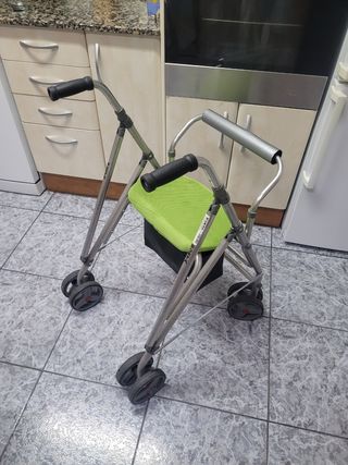 Andador plegable para personas mayores