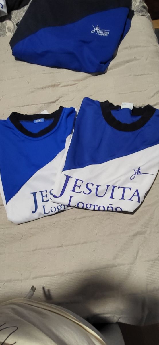 Jesuitas 1 sudadera - 2 camisetas , 1 pantaloneta
