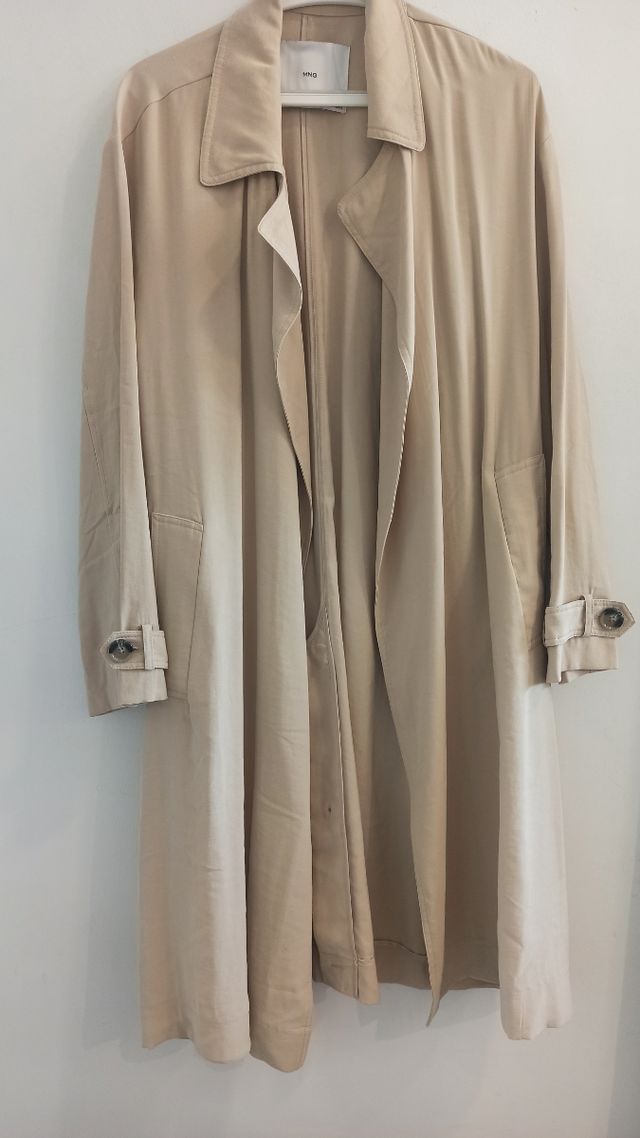 Gabardina beige larga con cinturón y bolsillos.