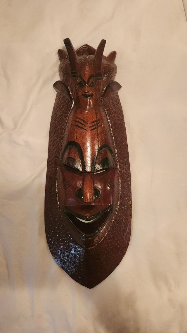 Máscara africana tallada a mano