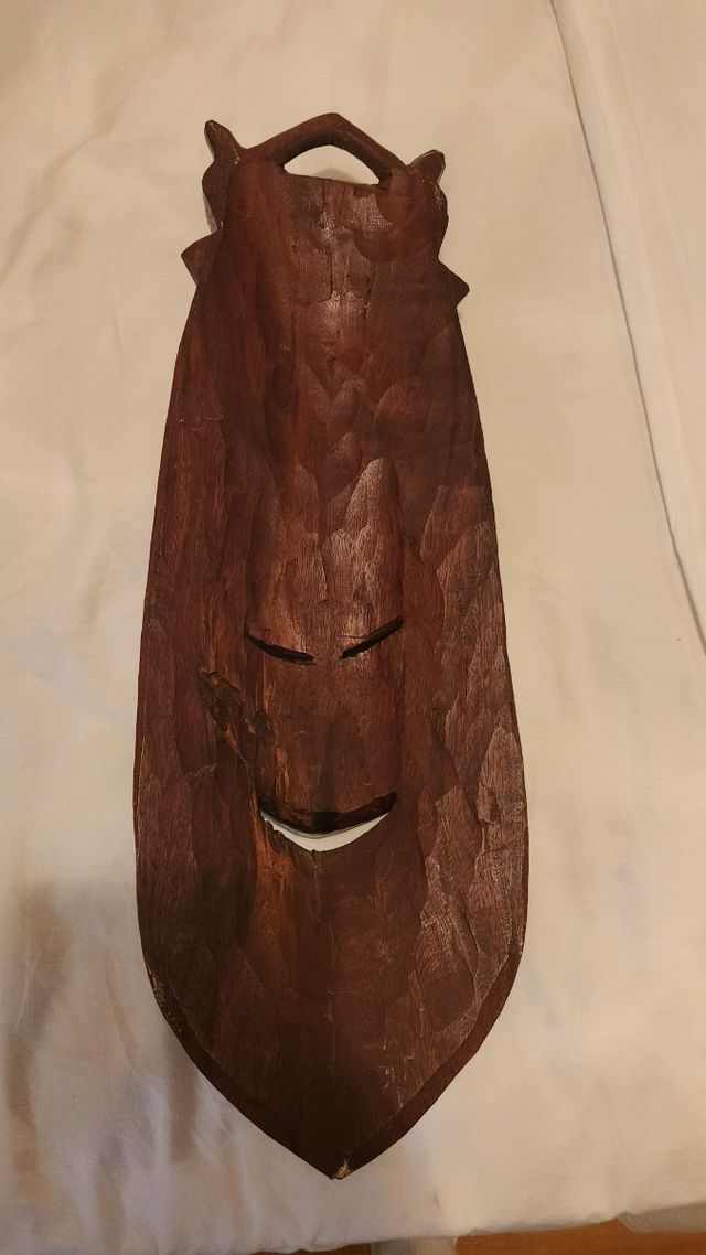Máscara africana tallada a mano