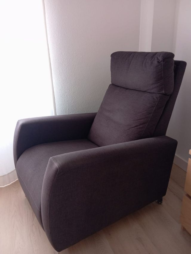 Sillón reclinable gris oscuro