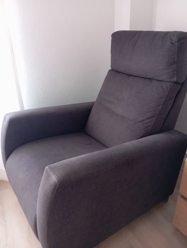 Sillón reclinable gris oscuro