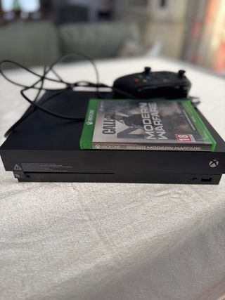 Xbox One X y juego Call of Duty MW
