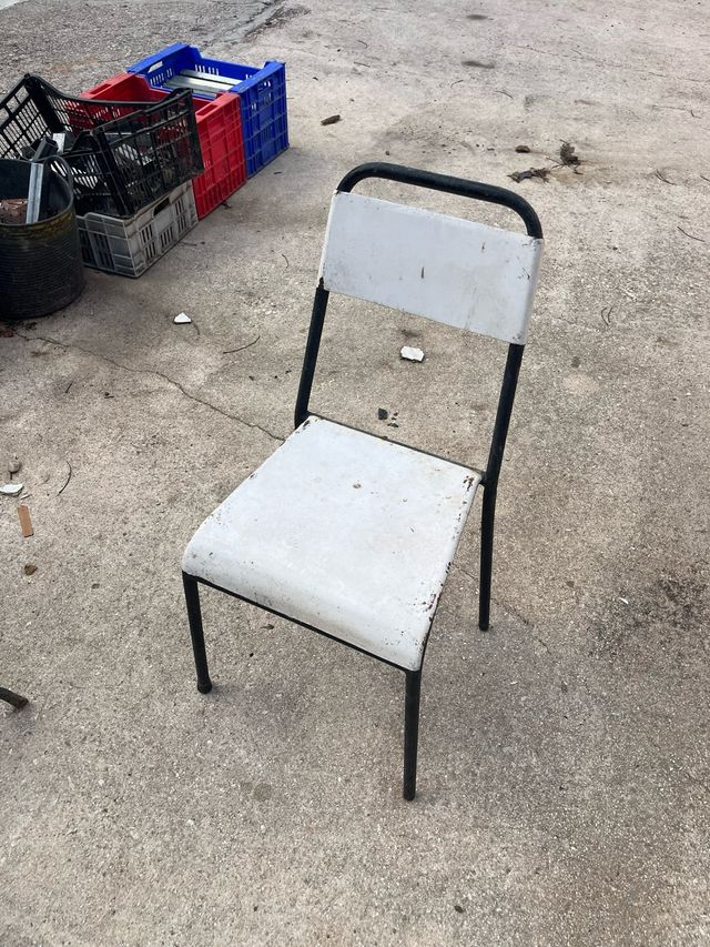 Silla metálica blanca y negra