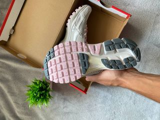 Zapatillas Nike Zoom Vomero 5 - Blancas y Rosas