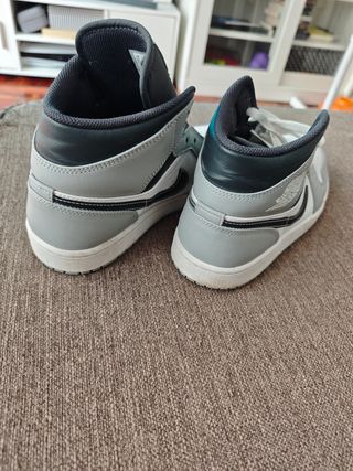Jordan 1 Mid Gris Claro