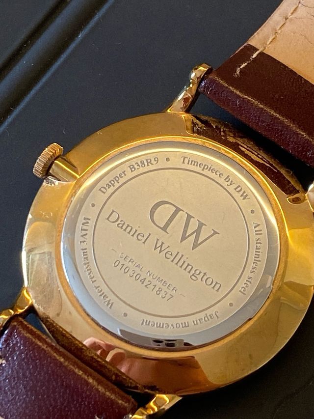 Reloj Daniel Wellington dorado y marrón