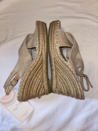 Sandalias cuña Hug & Clau beige 37