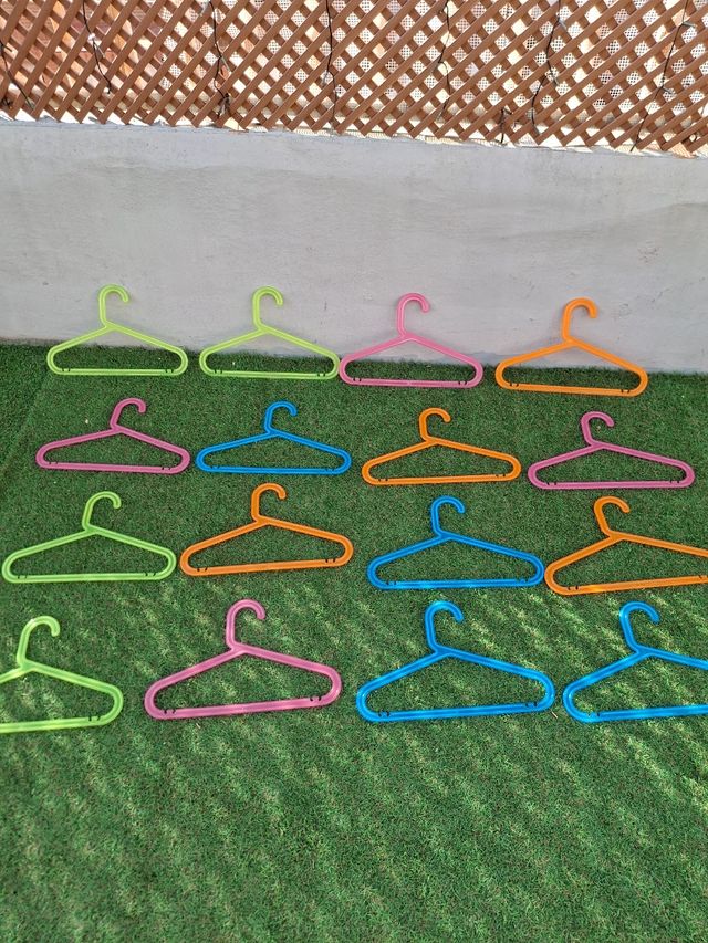 16 Perchas bebé - Colores