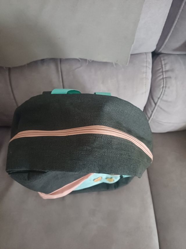 Mochila negra y verde agua