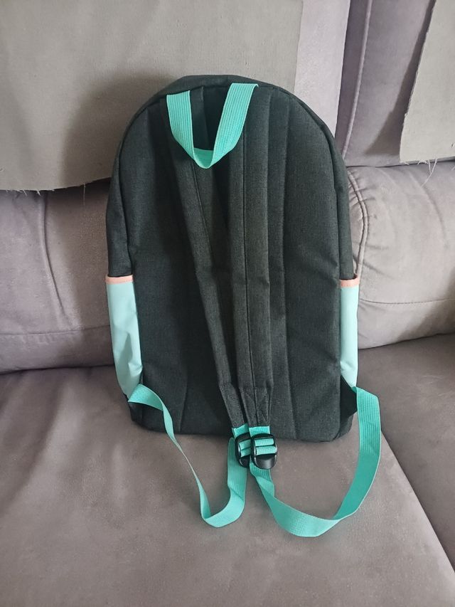 Mochila negra y verde agua